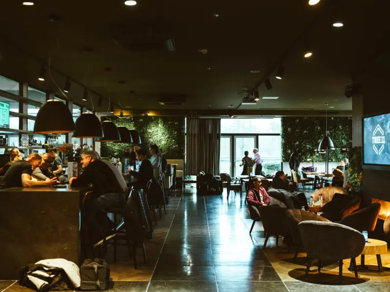 Horeca-bij-B-Active-met-relaxte-zitjes-en-fijne-werkplekken.webp